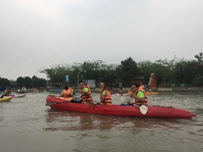 Team 1 trò chơi “Chèo thuyền săn lá” - đại gia đình Trúc Nghinh Phong