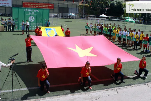Các đội thực hiện nghi thức chào cờ trước khi khởi động SGA CUP 2018