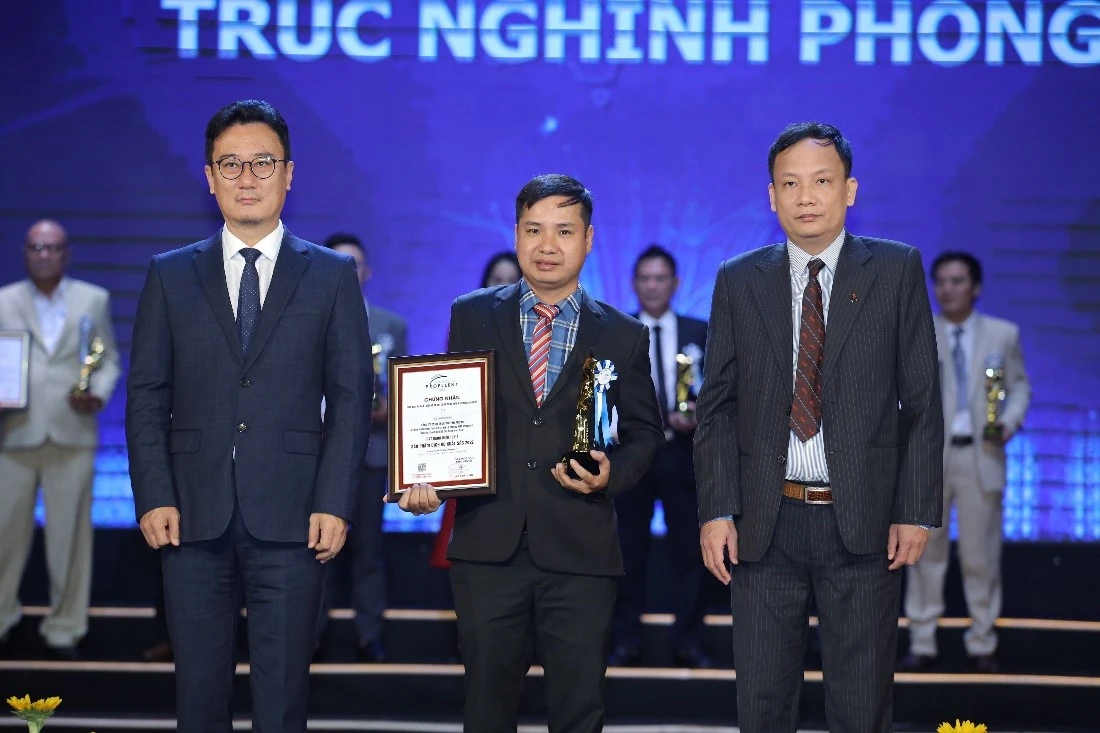 Ông Nguyễn Xuân Hùng - Giám đốc tài chính nhận giải thưởng Thương hiệu Việt Nam xuất sắc 2022 từ ban tổ chức
