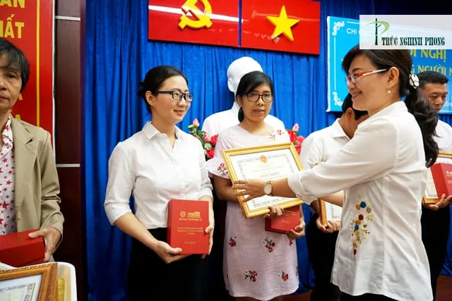 Đại diện công ty Trúc Nghinh Phong nhận giấy khen hoàn thành nghĩa vụ thuế từ trưởng tổng cục thuế HCM 2017
