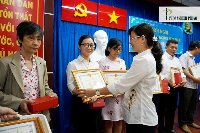 Đại diện công ty Trúc Nghinh Phong nhận giấy khen hoàn thành nghĩa vụ thuế từ trưởng tổng cục thuế HCM 2017