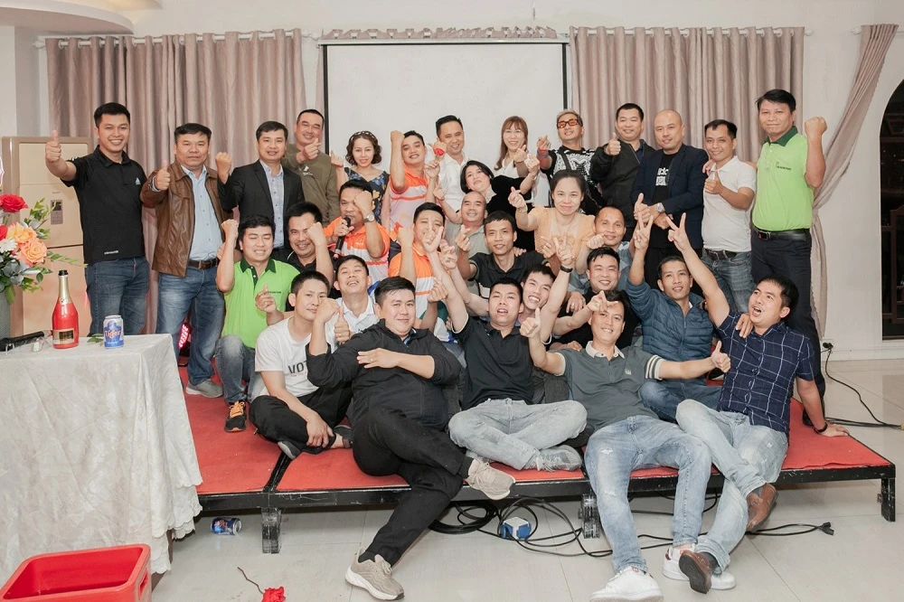 Đại gia đình Trúc Nghinh Phong cùng chụp ảnh kỷ niệm tại tiệc Tân niên 2023