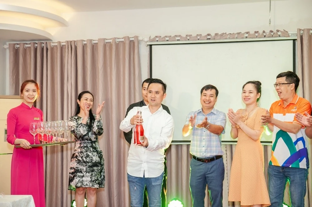Giám Đốc Nghiêm Phạm Anh Tuấn khui Champagne đón Tân niên 2023 cùng đại gia đình Trúc Nghinh Phong
